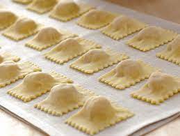 Prima di tutto pensiamo a stendere la pasta per ravioli fatti in casa. Pasta Ripiena Come Si Preparano I Ravioli Di Carne Sale Pepe
