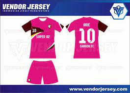 Tampilan desain ini secara keseluruhan didominasi dengan kombinasi warna pink yang memiliki karakter lembut. Desain Baju Bola Warna Pink Arini Gambar