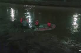 Mimpi melihat wanita yang mempunyai penis. Debit Air Tinggi Petugas Damkar Kesulitan Cari Bocah Hanyut Di Sungai Kampung Pulo Halaman All Kompas Com