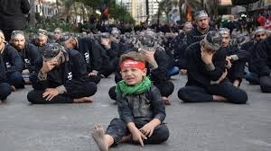 على مرّ القرون، اعتاد ملايين الشيعة إحياء ذكرى كربلاء. Ø§Ù„Ø­Ø±Ø¨ ÙˆØ§Ù„Ù…Ù‚Ø¯ Ø³ Ø¹Ù†Ø¯ Ø§Ù„Ø´ÙŠØ¹Ø© ÙÙŠ Ù„Ø¨Ù†Ø§Ù†