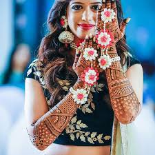 Floral Jewellery For Bride S To Be Enhance Your Look At Haldi And Mehendi Rasam By These Floral Jewellery Dm Dress Gift Floral Jewellery Fashion Blogger