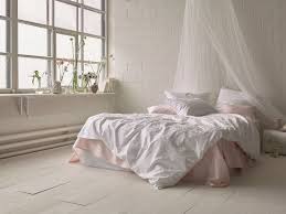 Die Weisse Bettwasche Jardin Von Schlossberg Sieht Marchenhaft Wunderschon Aus Dank Dem Feinen Damast Gewebe Aus Hochwertiger Bettwasche Weisse Bettwasche Bett