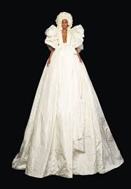 Escolher o vestido (ou os vestidos) para a festa de 15 anos é certamente uma das partes mais legais de todos os preparativos para o grande dia!. Los 15 Vestidos De Valentino Que Marcaran A Las Novias De Esta Decada