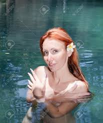 Die Junge Schone Nackte Frau Schwimmt Im Pool Lizenzfreie Fotos Bilder Und Stock Fotografie Image 18713148