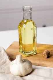 Diy Knoblauchol Selber Machen Einfaches Rezept Diy Blog Do It Yourself Anleitungen Zum Selbermachen Wiebkeliebt Knoblauchol Selber Machen Selbstgemachte Geschenke Aus Der Kuche Selber Machen