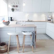 hanne on instagram med dette bildet er jeg med i konkurransen hos toispann toispann kjokken tois cuisine blanche et bois cuisine moderne chaise cuisine