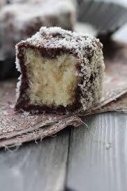 Lamingtons Gateaux Australiens Bien Moelleux Enrobes De Chocolat Et De Noix De Coco Enrobe De Chocolat Gateau Chocolat Noix Gateau Noix De Coco