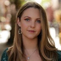 Alyssa Bernstein's Instagram, Twitter & Facebook