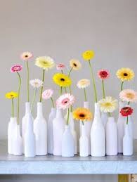 Vas bunga dari jar yang dicat dan disusun di sebidang papan bisa jadi dekor cantik di teras rumah. 98 Ide Kreasi Botol Bekas Botol Botol Plastik Kreatif