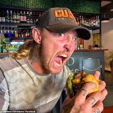 Tour guide's VERY Australian reaction to monster earthquake hitting Darwin 