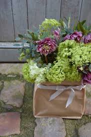 Un Sac En Papier Des Hellebores Des Boules De Neige Quelques Brins D Eucalyptus Et Hop Fleuriste Boule De Neige Sac En Papier