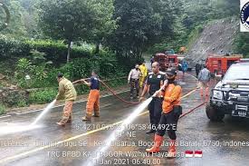 Jalur Puncak Longsor Petugas Tinggal Disemprot Biar Bisa Dilalui