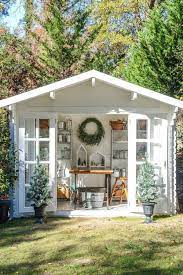 Total White Out The Most Charming Garden Sheds On Pinterest Southernliving This Petite Shed Calls On White Washed W Gartenhaus Hintergarten Schuppen Ideen
