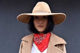 Le bandana, le fameux foulard qui ne cesse les aller retours entre les oubliettes de la mode et les it accessoires. Comment Porter Le Bandana Avec Style Mes Habits Cheris
