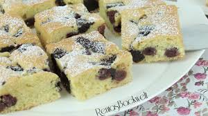 Während der schokokuchen abkühlt, sinkt er und schafft platz für kreme oder auch obst. Wolkenkuchen Einfacher Blechkuchen Mit Schokostreusel Und Kirschen Youtube