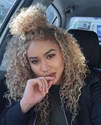 Pin By Wut On C U R L S Hair Styles Blonde Curly Hair Curly Hair Styles Naturally