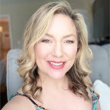 Laurie Winn's Instagram, Twitter & Facebook