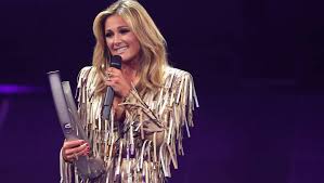 Helene fischer (krasnoyarsk, 5 de agosto de 1984) é uma cantora alemã nascida na extinta união soviética.figura entre as cantoras de sucesso europeias cantando canções em um estilo que se assemelha ao estilo country americano, em alemão conhecido por schlager. Helene Superstar So Sieht Der Rest Der Welt Helene Fischer Musikexpress