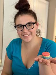 Does anyone know of or host mini cake/cupcake making classes? For a group  of 16 year old kids