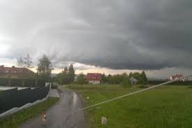 Wał szkwałowy jest częścią chmury cumulonimbus, występującą na jej przedniej krawędzi, wysuwającą się przed chmurę. Potezna Chmura Szelfowa Nad Rzeszowem Ten Widok Wbija W Fotel Galeria Rzeszow Eska Pl