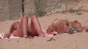 Après l'avoir observé de près. Deux Filles Nudistes Sont Filmees En Secret A La Plage