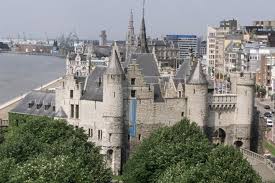 Bij veel antwerpenaren heerst heel wat ongenoegen over het nieuwe gebouw. Het Steen In Het Teken Van Water Antwerpen Gazet Van Antwerpen Mobile