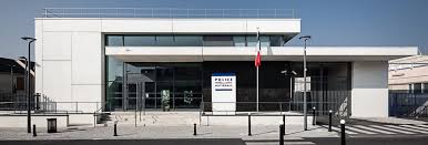 La partie 3 de la trilogie du magasin chez corkie, aujourd'hui je veux te raconter la fois que mon père était pris au poste de police pour une amende de 235$. Commissariat De Police Amenagement 77