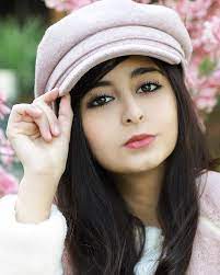 pin on لوحه بنات مشهورات