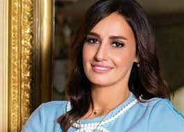 حلا شيحة ترفض قبلة فى الفم من اختها هنا. Snhulagz8ocnsm