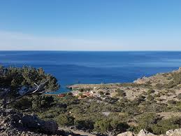 Η ιερά μονή κουδουμά βρίσκεται ελάχιστα μέτρα από τη θάλασσα, στην περιοχή του μονοφατσίου, 80 χλμ. Monh Koydoyma Enas Ieros Xwros Sth Mageia Toy Libykoy Pelagoys Malebiziwths