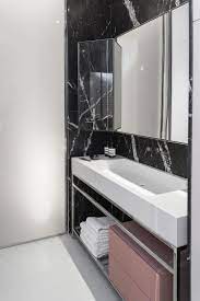 black marble runs through this refined berlin apartment bad inspiration marmorwand schone badezimmer