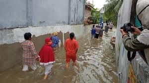 Banjir adalah air dalam volume besar yang menggenangi sebuah daerah, banjir pun bisa diartikan sebagai aliran air yang tidak dapat lagi tertampung oleh sungai, laut, danau, dan saluran lainnya. Sejumlah Wilayah Terendam Banjir Kota Jambi Siaga Ii Tribunnews Com Mobile