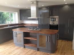 This kitchen with dark cabinetry and granite countertops looks elegant and sophisticated. Grey Kitchen Wooden Worktop Google Search Cuisine Grise Et Bois Cuisine Moderne Cuisine Grise