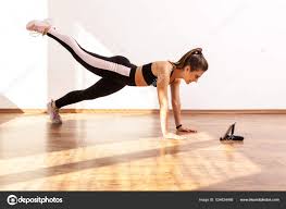 Mulher Fazendo Prancha Com Perna Levantada Assistindo Vídeo Tutorial Tablet  — Foto © khosrork 534634466