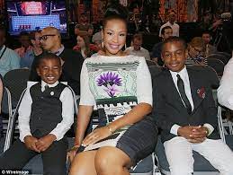 Lebron James And Family Pictures Lebron James And Wife Celebrity Families Lebron James