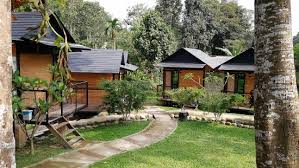 Situato a hulu langat, nella regione di selangor, il lopoh waterfront chalets offre sistemazioni con parcheggio privato gratuito. Suara Rimba Chalet Hulu Langat Cabar Diri Stay Sini Emarieys