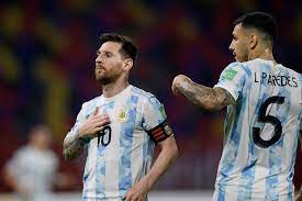 Diego armando maradona estuvo presente en las eliminatorias al mundial de catar 2022 cuando la selección de argentina salió a la cancha para enfrentar a chile vistiendo en el pecho de la camiseta la imagen del diez. Lionel Messi Se Perdio Entre La Ferrea Marca De Chile Y Las Grandes Tapadas Del Capitan De La Roja La Tercera