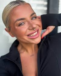 Lana Barker's Instagram, Twitter & Facebook