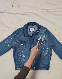 Eine Diy Splatter Lackjacke Lackjacke Splatter Painted Clothes Diy Diy Denim Jacket Jeans Diy