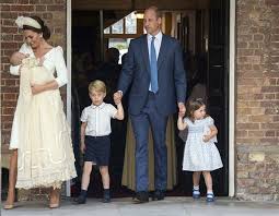 Princezna diana zemřela při autonehodě v roce 1997 a williamovi tehdy bylo patnáct let. Catherine Vevodkyne Z Cambridge Bile Tramy Na Krtu Princea Ludvika