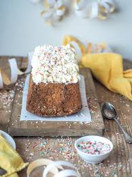 Dabei ist er sogar vegan, denn statt ei habe ich eine banane verwendet, die sich auch hervorragend als binder eignet. Rezept I Konfettikuchen Zweischwestern