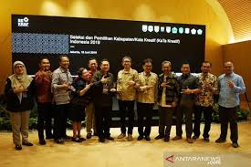 Industri kreatif dapat diartikan sebagai kumpulan aktivitas ekonomi yang terkait dengan penciptaan atau penggunaan pengetahuan dan informasi. Bali Dan Inggris Jajaki Kerja Sama Industri Kreatif Antara News
