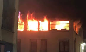 Un vasto incendio è scoppiato in mattinata a milano, in viale romagna, in uno stabile al secondo piano di un edificio di otto. Prende Fuoco Un Appartamento In Salvo Madre E Figlio Morti Due Cani Prima Milano Ovest