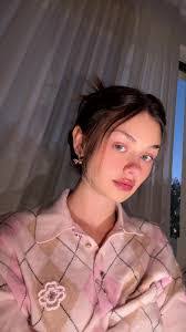 Amelia Buck's Instagram, Twitter & Facebook