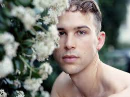 Pour le moment, très peu d'éléments ont été dévoilés sur le rôle de tommy dorfman dans la saison 5 de jane the virgin. 13 Reasons Why Star Tommy Dorfman Wants Beauty Brands To Stop Gendering Their Products Vogue India