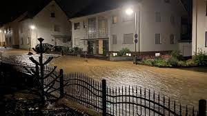 Nach kleineren einsätzen in der kreisstadt fuhren sie gleich weiter nach heimersheim, um dort die unzähligen keller vom wasser und schlamm leer zu pumpen. Drei Flutwellen Hintereinander Ahrtal Ort Heimersheim Versinkt Nach Unwettern Im Schlamm Mit Video Kreis Ahrweiler Rhein Zeitung