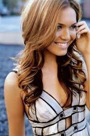 Light Hair On Top Darker Underneath Makes It Look Kinda Cartoony To Me Like It S The Shadow Of The Lighter P Hair Styles Dark Underneath Hair Mandy Moore Hair