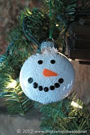 Kleiner Weisser Schneemann Mit Schwarzen Augen Und Einer Orangen Nase Schnee Schneemann Basteln Weihnachten Basteln Weihnachten Advent Und Weihnachten Basteln