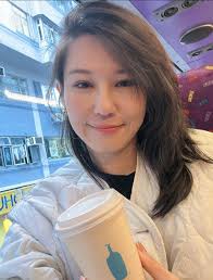 KeyKey洪-  禮貌是一個很微妙的東西有些鄰居是你看見他從外面進來，你因此扶著大門讓他通過、或者按著電梯開等他慢慢進來，對方是連一句謝謝、甚至一個眼神交會都沒有，彷彿那是自動門。  有些鄰居是你進進出出都會早安晚安，祝你有個美好一天，提醒你今天下雨要帶雨傘，讓 ...