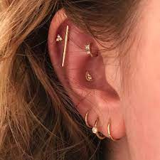 Les Constellations De Piercings Vont Vous Mettre Des Etoiles Plein Les Yeux Earings Piercings Ear Jewelry Piercing Jewelry